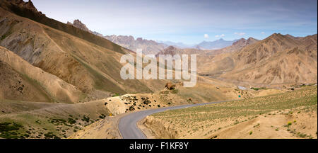 India, Jammu e Kashmir, Kargil a Leh Autostrada, strada che sale fino a 13,479 piedi alta Fotu La Pass, panoramica Foto Stock