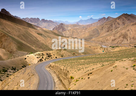 India, Jammu e Kashmir, Kargil a Leh Autostrada, strada che sale fino a 13,479 piedi alta Fotu La Pass Foto Stock