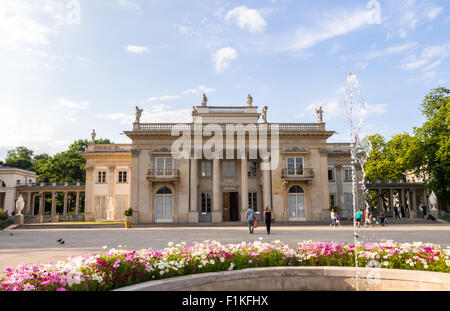 Facciata principale delle Terme Palace, chiamato anche il palazzo sull'acqua in (Lazienki Royal Terme Parco di Varsavia, Polonia Foto Stock