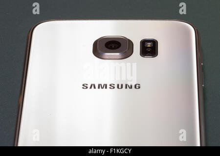 Close up di Samsung Galaxy S6 64gb gold platinum edition fotocamera posteriore Foto Stock