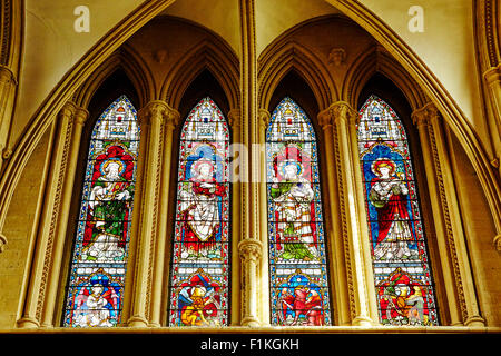 Vista interna di finestre di vetro macchiate in Minster, southwell, Nottinghamshire, Inghilterra, Regno Unito. Foto Stock