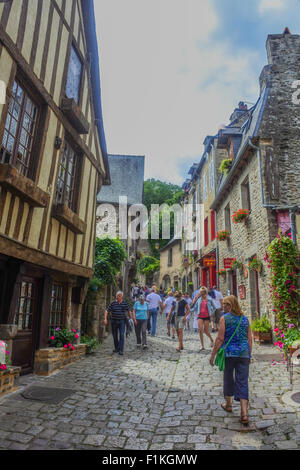 Street View di Rue du Petit Fort nel pittoresco medievale cittadina francese di Dinan, Bretagna Francia Foto Stock