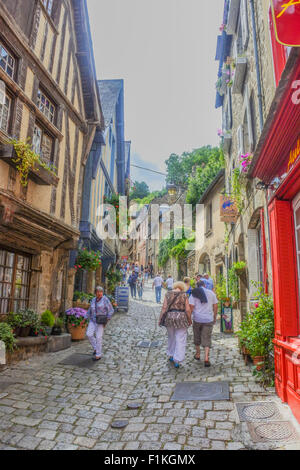 Street View di Rue du Petit Fort nel pittoresco medievale cittadina francese di Dinan, Bretagna Francia Foto Stock