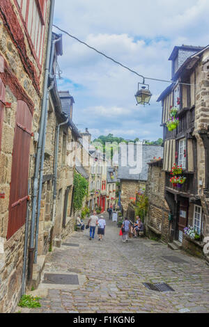 Street View di Rue du Petit Fort nel pittoresco medievale cittadina francese di Dinan, Bretagna Francia Foto Stock