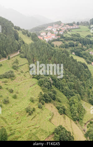 Veduta aerea di un paesaggio tradizionale di campagna Atlantico con una piccola città nel Paese Basco. Spagna. Foto Stock