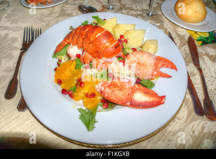 Deliziosa e succosa insalata di aragosta con ananas e melograno, sud della Spagna Foto Stock