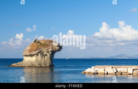 Il fungo, la famosa roccia a forma di fungo a Lacco Ameno bay, Isola d Ischia, Italia Foto Stock