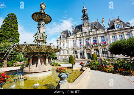 Il municipio e la fontana di Limoges, Haute-Vienne, Limousin, Francia. Foto Stock