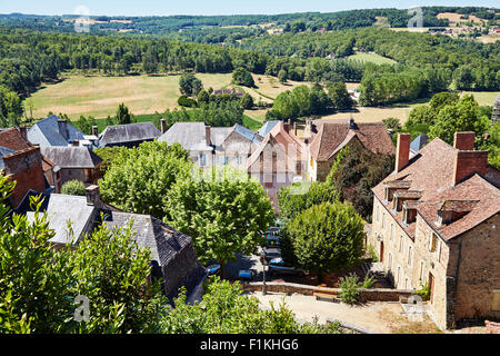 Vista in elevazione al di sopra del villaggio di Hautefort, Aquitaine - Dordogne, Francia. Foto Stock
