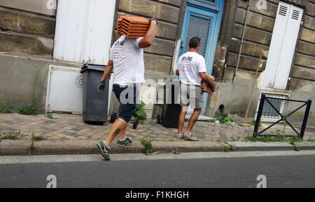 BORDEAUX, Francia, settembre 03, 2015 : Due falegnami di portare le piastrelle e a camminare per le strade di Bordeaux Foto Stock