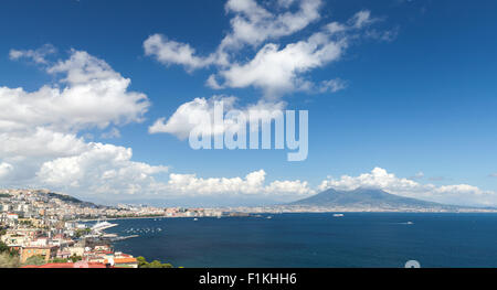 Golfo di Napoli paesaggio panoramico con il Vesuvio all'orizzonte Foto Stock