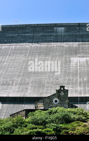 Barrage de la Grande Dixence, diga più alto d'Europa. Esso trattiene il lago Lac des Dix nelle alpi svizzere, Svizzera Foto Stock