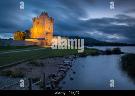 Twilight oltre il Castello di Ross lungo il Lough Leane, Parco Nazionale di Killarney, nella contea di Kerry, Repubblica di Irlanda Foto Stock