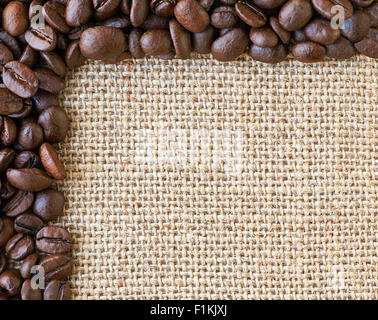 Sullo sfondo di un delizioso caffè tostato fagioli su un sacco di stoffa ideale per elenco di menu o bacheca spazio per testo e copia Foto Stock