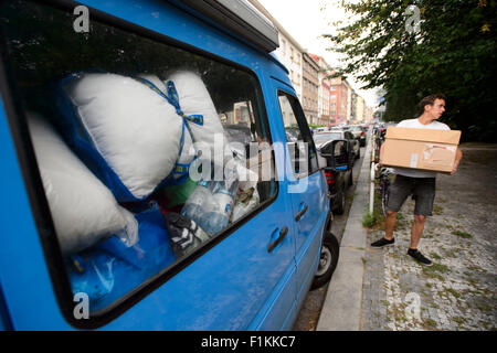 Budapest, Praga. 3 Sep, 2015. La gente ha donato i vestiti per i rifugiati in stato di detenzione facility Bela-Jezova in Bela pod Bezdezem e a Budapest, Praga, Repubblica Ceca, 3 settembre 2015. © Michal Kamaryt/CTK foto/Alamy Live News Foto Stock