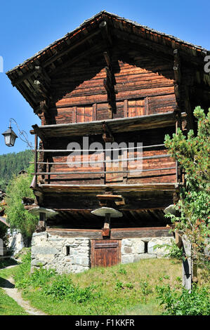 Tradizionale granaio in legno / raccard vicino al villaggio alpino Grimentz, Valais / Wallis, alpi svizzere, Svizzera Foto Stock