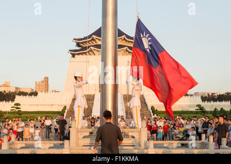 TAIPEI CITY, Taiwan - 2 agosto 2015: La Guardia d'onore di eseguire quotidianamente bandiera di Taiwan abbassando una cerimonia in Piazza Liberty surrou Foto Stock