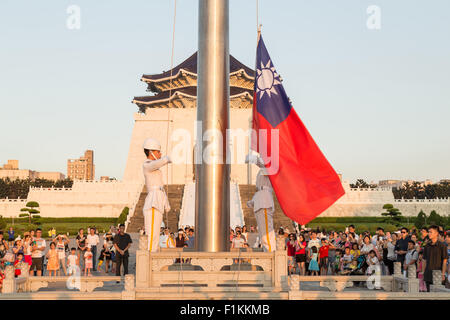 TAIPEI CITY, Taiwan - 2 agosto 2015: La Guardia d'onore di eseguire quotidianamente bandiera di Taiwan abbassando una cerimonia in Piazza Liberty surrou Foto Stock