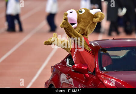 Zurigo, Svizzera. 03Sep, 2015. Cooly, mascotte della IAAF Diamond League meeting di atletica a Zurigo cheers i tifosi durante l'evento gli atleti" presentazione. Credito: Erik Tham/Alamy Live News Foto Stock