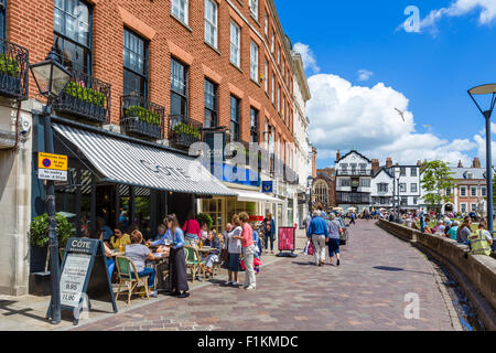 Negozi e caffetterie sul cantiere della cattedrale nel centro della città, Exeter Devon, Inghilterra, Regno Unito Foto Stock