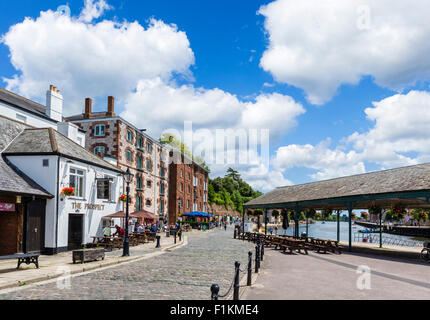 Il Quay con la prospettiva pub a sinistra, Exeter Devon, Inghilterra, Regno Unito Foto Stock