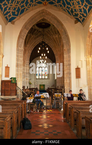 I musicisti suonano all'interno del XV secolo la chiesa di San Giovanni Battista, Axbridge Somerset REGNO UNITO Foto Stock