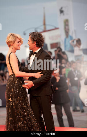 Venezia Lido, Italia. Il 3 settembre, 2015. Attore Mark Ruffalo e Sunrise Coigney al gala screening per il film a Spotlight la 72a Mostra del Cinema di Venezia, giovedì 3 settembre 2015, Venezia Lido, Italia. Credito: Doreen Kennedy/Alamy Live News Foto Stock