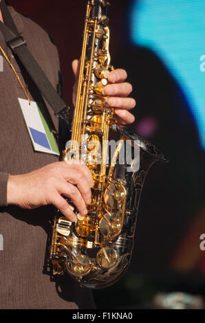 Le mani del sassofonista in concerto al di fuori sul giorno di estate closeup Foto Stock