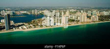 Vista panoramica sullo skyline di Miami mostra waterfront e il mare calmo, Florida, U.S.A. Foto Stock