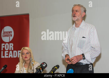 Jeremy Corbyn sostenitori indirizzi a Ivor Crewe Lecture Theatre, Colchester, Regno Unito.Shelly Asquith SULLA PARTE SX Foto Stock