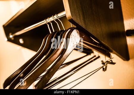 Svuotare il legno appendiabiti in primo piano. Foto Stock