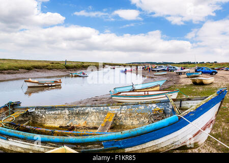 Barche a Morston Quay, vicino Blakeney riserva naturale nazionale (punto Blakeney), Norfolk, Inghilterra, Regno Unito Foto Stock