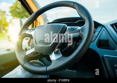 Moderno il volante in un furgone. Cargo furgone Cockpit. Foto Stock
