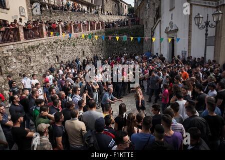 San Luca, Italia. 02Sep, 2015. I fedeli a ballare la tarantella sul ritmo di fisarmoniche e tamburelli nella tipica tradizione calabrese durante i festeggiamenti di Santa Maria di Polsi, nella piazza antistante il santuario. Il Santuario della Madonna dei polsi è anche conosciuta come il Santuario di Santa Maria di Polsi o della Madonna della Montagna. Si tratta di un santuario cristiano nel cuore dell'Aspromonte, vicino a San Luca in Calabria, Italia meridionale. © Michele Amoruso/Pacific Press/Alamy Live News Foto Stock