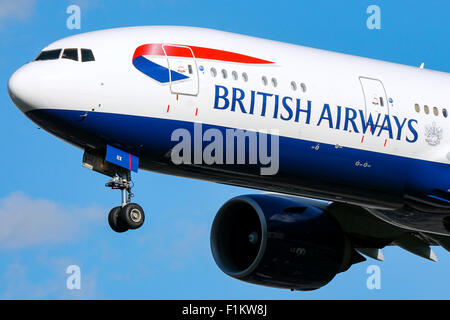 British Airways Boeing 777-200 approcci pista 27L all'aeroporto di Londra Heathrow. Foto Stock