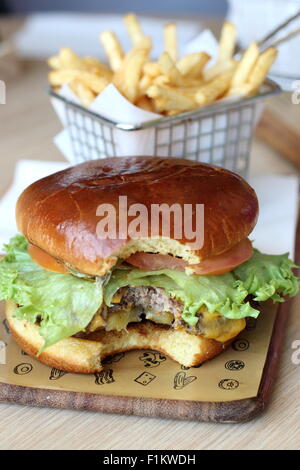 Crea il tuo hamburger da McDonald's Australia con morso mancante Foto Stock