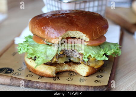 Crea il tuo hamburger da McDonald's Australia con morso mancante Foto Stock