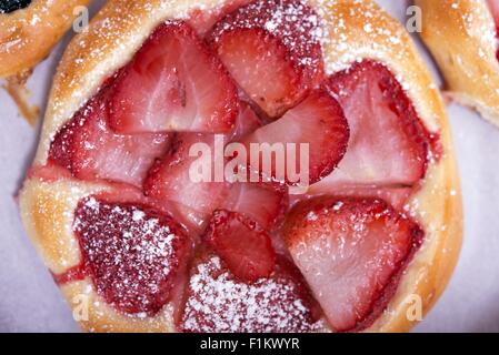 La torta di fragole. Fragola Yeast-Cake Closeup dall'alto. Foto Stock