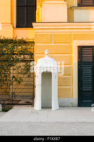 Capanna di guardia presso il Palazzo di Schönbrunn, Austria Foto Stock