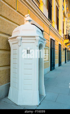 Capanna di guardia presso il Palazzo di Schönbrunn, Austria Foto Stock