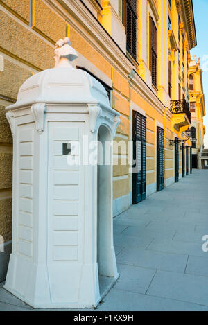 Capanna di guardia presso il Palazzo di Schönbrunn, Austria Foto Stock