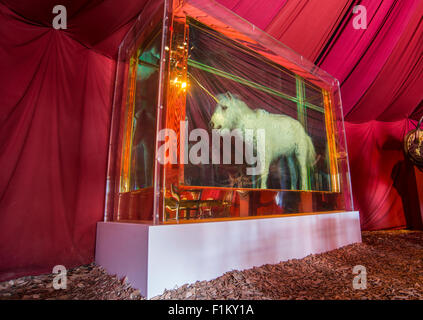 Banksy Dismaland del parco a tema in Weston-Super-Mare. Nella foto è un pezzo di unicorn dall artista Damien Hirst. Foto Stock