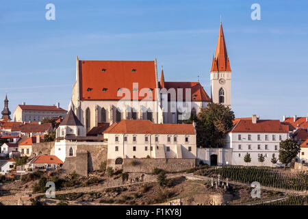 Lo skyline di Znojmo, Chiesa di San Nicola si erge sopra la valle del fiume Dyje, Znojmo, Moravia del sud, Znojmo Repubblica Ceca, Europa Foto Stock