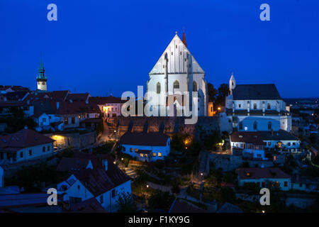 Chiesa di San Nicola si erge sopra la valle del fiume Thaya, Znojmo, Sud Moravia Repubblica Ceca, Europa Foto Stock