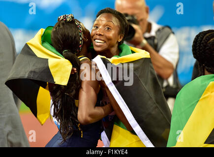 Zurigo, Svizzera, 03 settembre, 2015. Elaine Thompson (sinistra) viene abbracciata per Natascia Morrison dopo la vittoria e nuovo record del meeting per la Giamaica nella 4x100m donne il relè team che batte il team usa al 2015 IAAF Diamond League meeting di atletica a Zurigo. Credito: Erik Tham/Alamy Live News Foto Stock