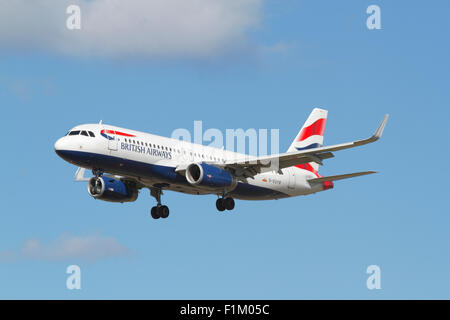 La British Airways Airbus A-320, G-EUYR, volo BAW814 da Londra Heathrow sull approccio finale all'aeroporto di Copenaghen, CPH, Danimarca Foto Stock