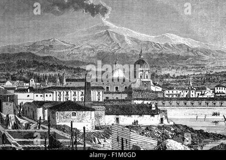 Vista del XIX secolo su Catania con Etna fumante, Sicilia, Italia. La città fu una delle avanguardie del movimento per l'autonomia siciliana all'inizio del XIX secolo. Nel 1860 la spedizione dei Mille di Giuseppe Garibaldi conquistò la Sicilia per il Piemonte dal Regno delle due Sicilie e Catania fa parte della nuova Italia unificata l'anno successivo. Foto Stock