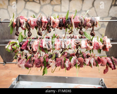 Gli uccelli allo spiedo con carne, pancetta e salvia pronti per la tostatura Foto Stock