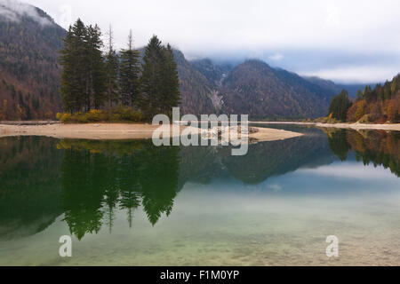 Il lago del Predil in autunno, Italia Foto Stock