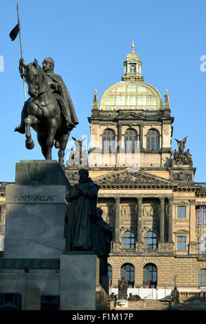 Museo Nazionale in Piazza Venceslao con il monumento di Venceslao nel centro storico di Praga nella Repubblica Ceca. Foto Stock